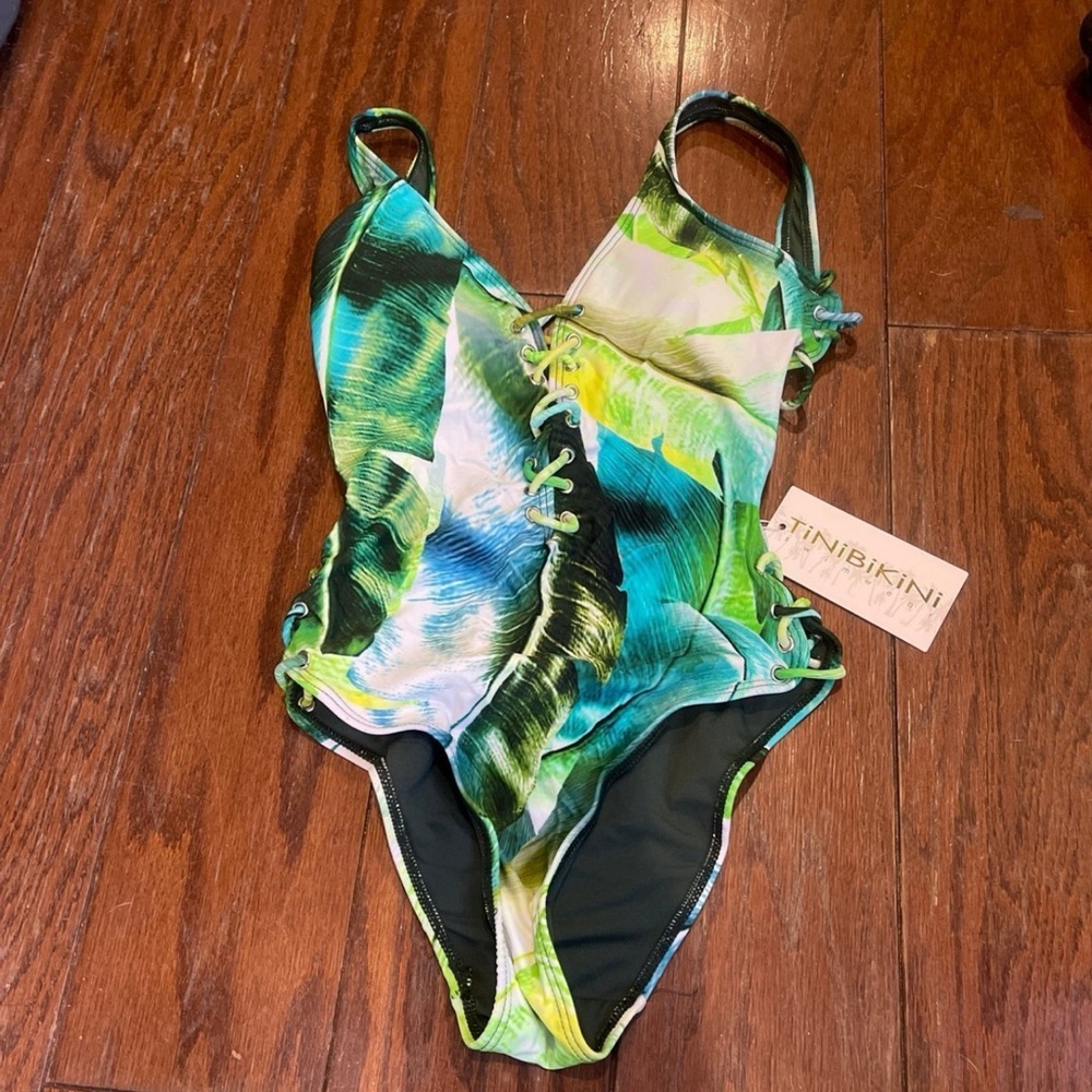 One piece x-small bathing suit